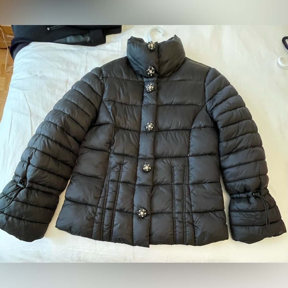 Puffer jacket with jewel snap buttons and zipper closure